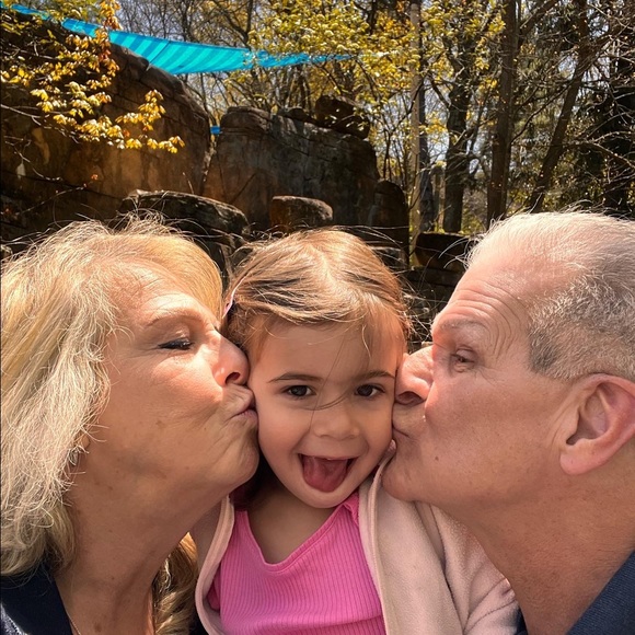 Meet your posher Adrienne - Picture 5 of 8